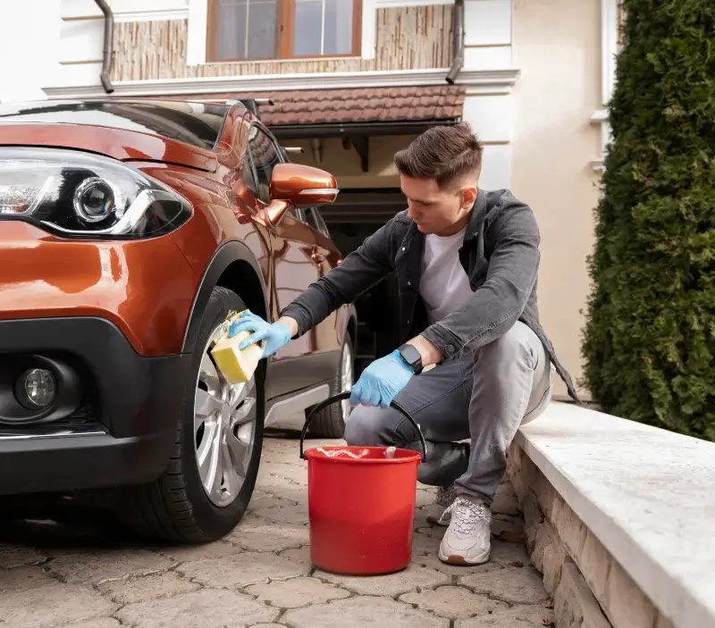 Lavage auto à domicile Milly-la-Forêt : professionnel intervenant sur un véhicule